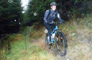 Bicicleta de cerro en mojado 